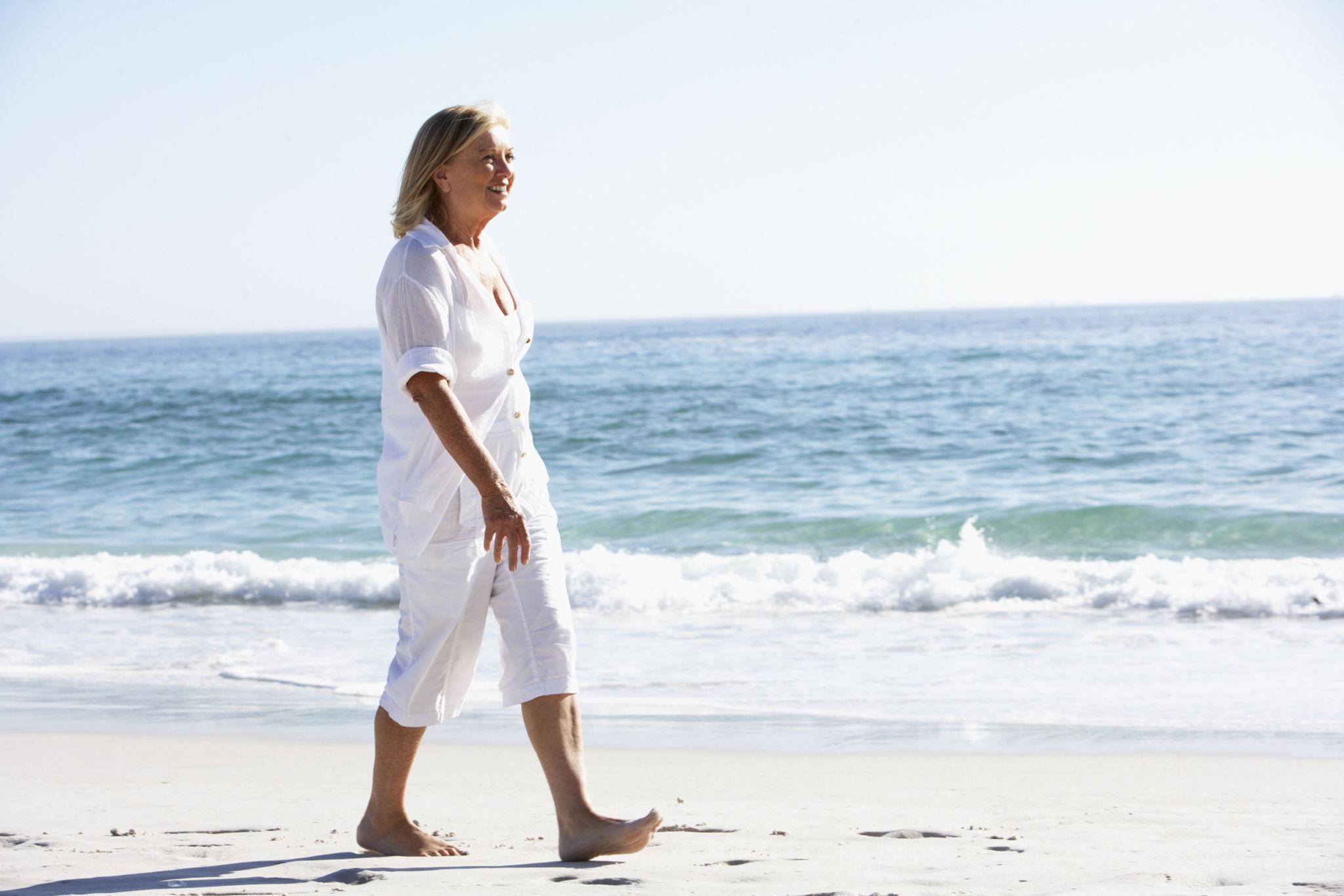 Vrouw wandelt langs zee